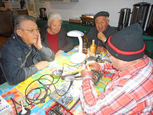 Repair-Cafe - generationen-übergreifenden Zusammenarbeit von jungen und alten Menschen.