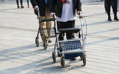 Hilfsmittel für Senioren helfen dabei, altersbedingte Einschränkungen auszugleichen.