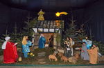 Eine weihnachtliche Krippe mit mehreren Figuren